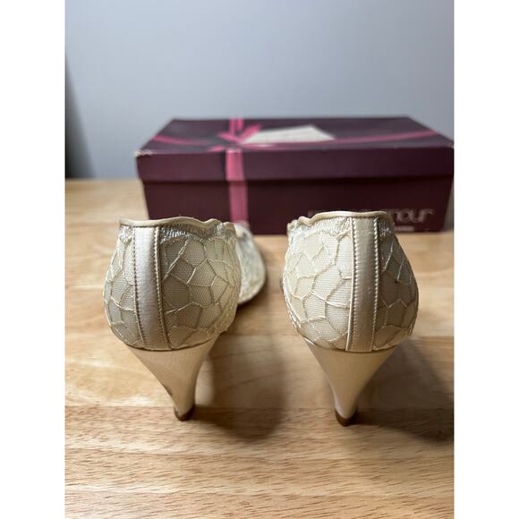 NEW Stuart Weitzman for Mr Seymour Bridal Heels White Lace Size 6.5 JL - Picture 3 of 12